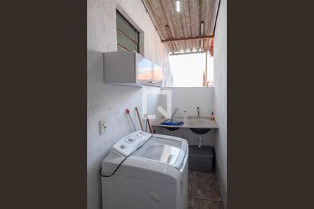 Casa à venda com 285m², 6 quartos e 2 vagas Casa à venda com 285m², 6 quartos e 2 vagasCasa 2 - Área de serviço