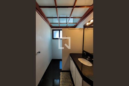 Casa à venda com 585m², 4 quartos e 4 vagasBanheiro Suíte 2 e Suíte 3