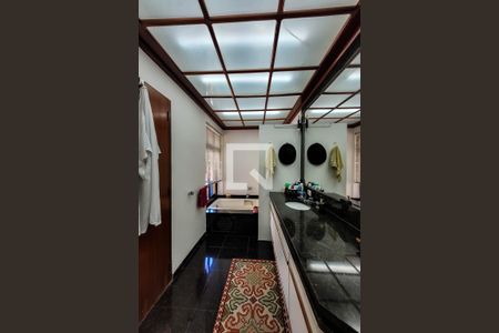 Casa à venda com 585m², 4 quartos e 4 vagasBanheiro Suíte 4