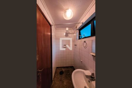 Casa à venda com 585m², 4 quartos e 4 vagasBanheiro de serviço