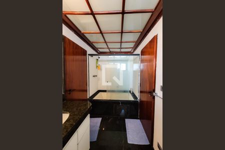 Casa à venda com 585m², 4 quartos e 4 vagasBanheiro Suíte 2 e Suíte 3