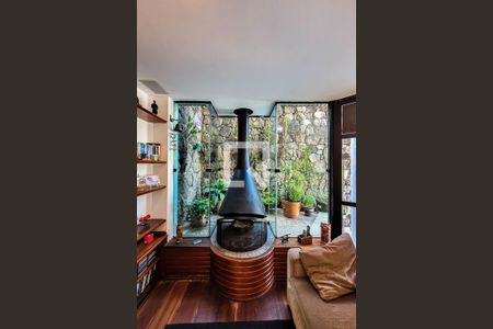 Casa à venda com 585m², 4 quartos e 4 vagasDetalhe Sala de TV