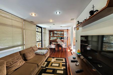 Casa à venda com 585m², 4 quartos e 4 vagasSala de TV