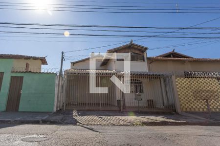 Casa à venda com 271m², 4 quartos e 2 vagas