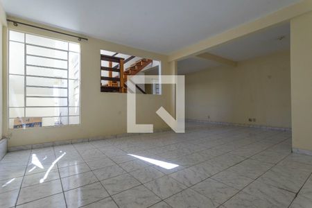 Casa à venda com 271m², 4 quartos e 2 vagas Casa à venda com 271m², 4 quartos e 2 vagasSala