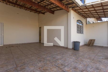 Casa à venda com 271m², 4 quartos e 2 vagas Casa à venda com 271m², 4 quartos e 2 vagasGaragem