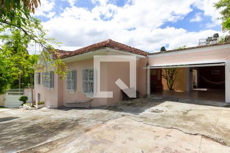 Casa à venda com 634m², 4 quartos e 6 vagas Casa à venda com 634m², 4 quartos e 6 vagasFachada