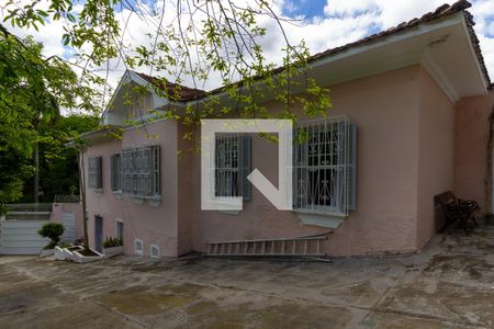 Casa à venda com 634m², 4 quartos e 6 vagas Casa à venda com 634m², 4 quartos e 6 vagasFachda
