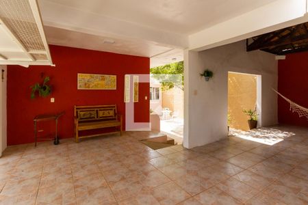 Casa à venda com 634m², 4 quartos e 6 vagas Casa à venda com 634m², 4 quartos e 6 vagasGaragem