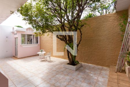 Casa à venda com 634m², 4 quartos e 6 vagas Casa à venda com 634m², 4 quartos e 6 vagasQuintal