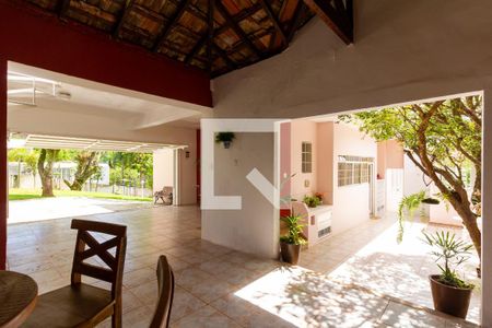 Casa à venda com 634m², 4 quartos e 6 vagas Casa à venda com 634m², 4 quartos e 6 vagasGaragem