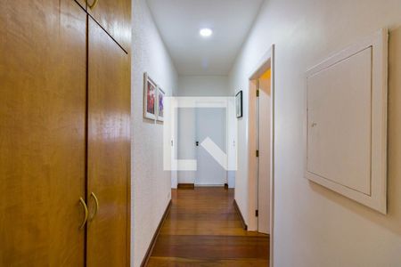 Casa à venda com 310m², 3 quartos e 4 vagasCorredor