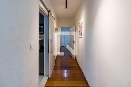 Casa à venda com 310m², 3 quartos e 4 vagasCorredor