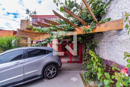 Casa à venda com 150m², 3 quartos e 2 vagas Casa à venda com 150m², 3 quartos e 2 vagasFachada
