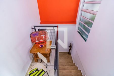 Casa à venda com 150m², 3 quartos e 2 vagas Casa à venda com 150m², 3 quartos e 2 vagasEscada