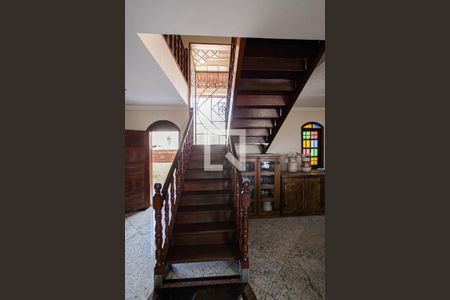 Casa à venda com 880m², 8 quartos e 6 vagasEscada