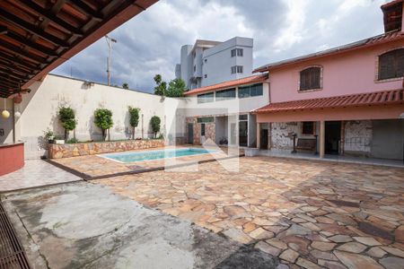 Casa à venda com 880m², 8 quartos e 6 vagasQuintal