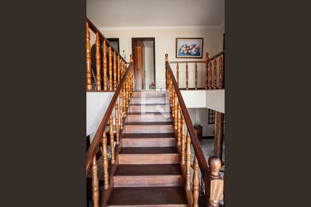 Casa à venda com 880m², 8 quartos e 6 vagasEscada