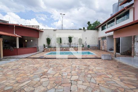 Casa à venda com 880m², 8 quartos e 6 vagasQuintal