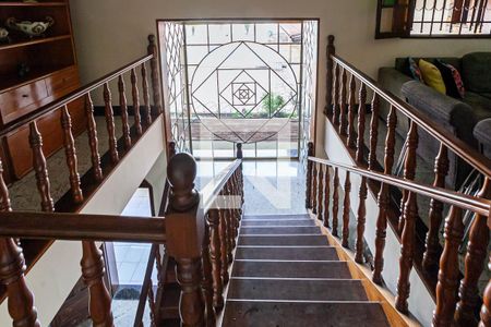 Casa à venda com 880m², 8 quartos e 6 vagasEscada