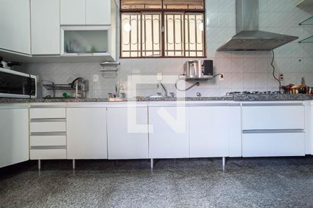 Casa à venda com 880m², 8 quartos e 6 vagasCozinha