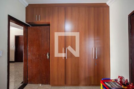 Casa à venda com 880m², 8 quartos e 6 vagasQuarto 2