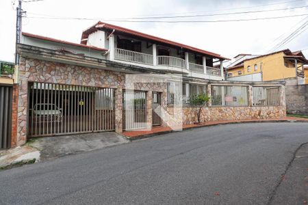 Casa à venda com 880m², 8 quartos e 6 vagasFachada