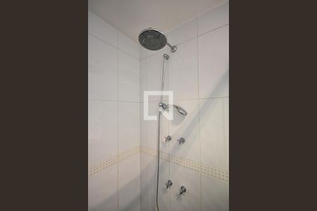 Apartamento à venda com 188m², 1 quarto e 2 vagas Apartamento à venda com 188m², 1 quarto e 2 vagasChuveiro do banheiro da suíte