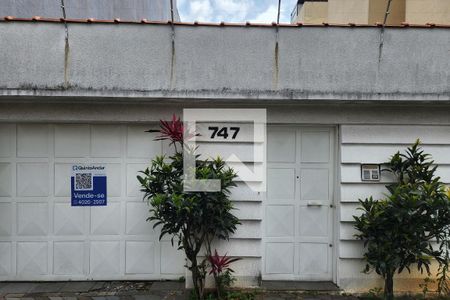 Casa à venda com 450m², 4 quartos e 6 vagas Casa à venda com 450m², 4 quartos e 6 vagasFachada