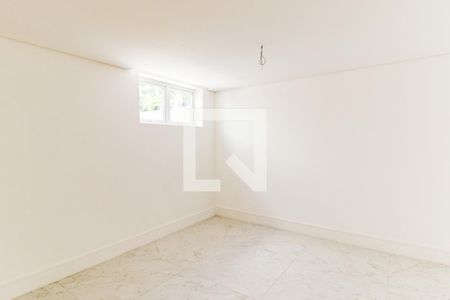 Casa de condomínio à venda com 770m², 4 quartos e 5 vagas Casa de condomínio à venda com 770m², 4 quartos e 5 vagasSala de TV
