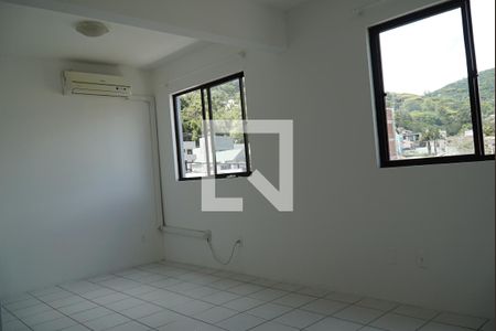 Sala / Quarto de kitnet/studio para alugar com 1 quarto, 25m² em Córrego Grande, Florianópolis