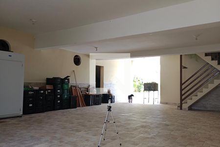 Casa à venda com 375m², 4 quartos e 6 vagas Casa à venda com 375m², 4 quartos e 6 vagasGaragem e Quintal