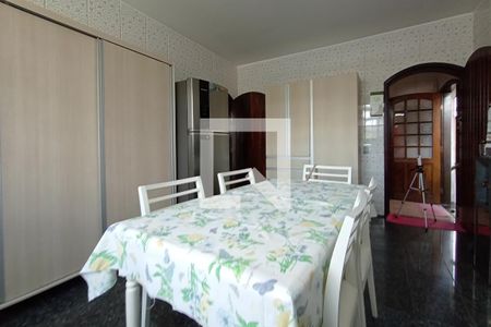 Casa à venda com 375m², 4 quartos e 6 vagas Casa à venda com 375m², 4 quartos e 6 vagasCozinha