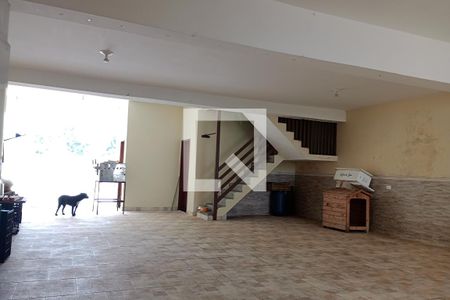 Casa à venda com 375m², 4 quartos e 6 vagas Casa à venda com 375m², 4 quartos e 6 vagasGaragem e Quintal