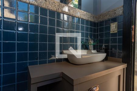 Casa de condomínio à venda com 439m², 4 quartos e 4 vagas Casa de condomínio à venda com 439m², 4 quartos e 4 vagasBanheiro Externo