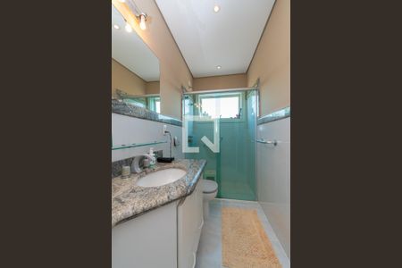 Casa de condomínio à venda com 439m², 4 quartos e 4 vagas Casa de condomínio à venda com 439m², 4 quartos e 4 vagasBanheiro da Suíte 2