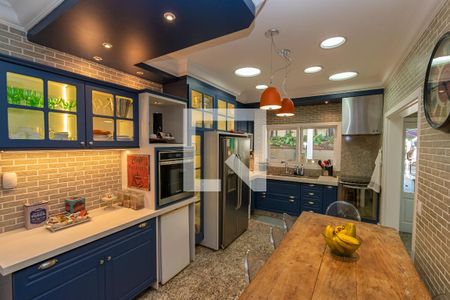 Casa de condomínio à venda com 439m², 4 quartos e 4 vagas Casa de condomínio à venda com 439m², 4 quartos e 4 vagasCozinha