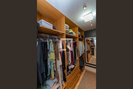 Casa de condomínio à venda com 439m², 4 quartos e 4 vagas Casa de condomínio à venda com 439m², 4 quartos e 4 vagasCloset da suíte 1