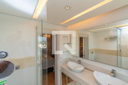 Casa de condomínio à venda com 439m², 4 quartos e 4 vagas Casa de condomínio à venda com 439m², 4 quartos e 4 vagasBanheiro da Suíte 1