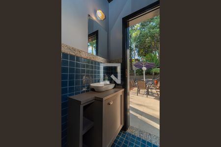 Casa de condomínio à venda com 439m², 4 quartos e 4 vagas Casa de condomínio à venda com 439m², 4 quartos e 4 vagasBanheiro Externo