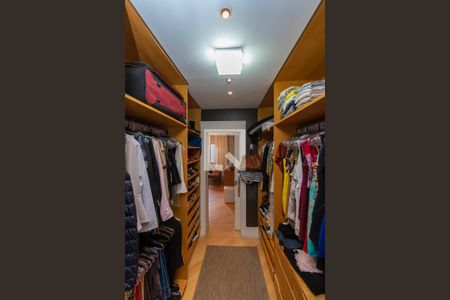 Casa de condomínio à venda com 439m², 4 quartos e 4 vagas Casa de condomínio à venda com 439m², 4 quartos e 4 vagasCloset da suíte 1