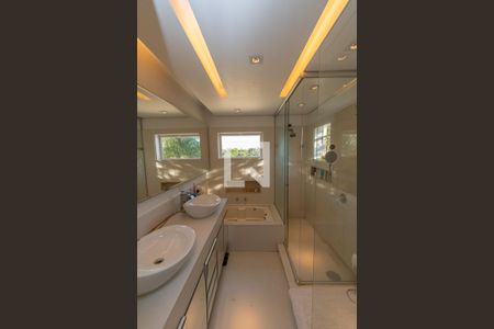 Casa de condomínio à venda com 439m², 4 quartos e 4 vagas Casa de condomínio à venda com 439m², 4 quartos e 4 vagasBanheiro da Suíte 1