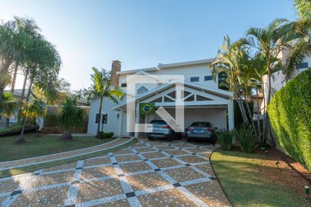 Casa de condomínio à venda com 439m², 4 quartos e 4 vagas Casa de condomínio à venda com 439m², 4 quartos e 4 vagasFachada