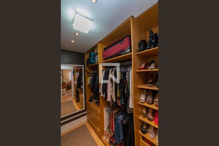 Casa de condomínio à venda com 439m², 4 quartos e 4 vagas Casa de condomínio à venda com 439m², 4 quartos e 4 vagasCloset da suíte 1