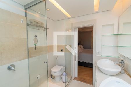 Casa de condomínio à venda com 439m², 4 quartos e 4 vagas Casa de condomínio à venda com 439m², 4 quartos e 4 vagasBanheiro da Suíte 1