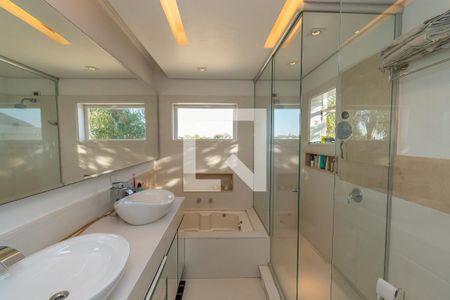 Casa de condomínio à venda com 439m², 4 quartos e 4 vagas Casa de condomínio à venda com 439m², 4 quartos e 4 vagasBanheiro da Suíte 1