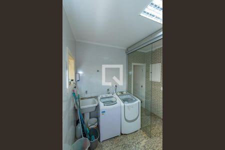 Casa de condomínio à venda com 439m², 4 quartos e 4 vagas Casa de condomínio à venda com 439m², 4 quartos e 4 vagasÁrea de Serviço