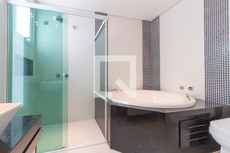 Casa à venda com 550m², 4 quartos e 4 vagasBanheiro da suíte 4