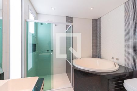 Casa à venda com 550m², 4 quartos e 4 vagasBanheiro da suíte 4