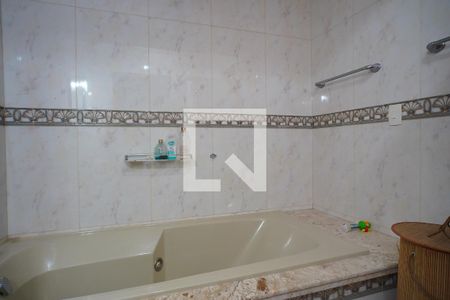 Apartamento à venda com 232m², 4 quartos e 4 vagasBanheiro da Suíte